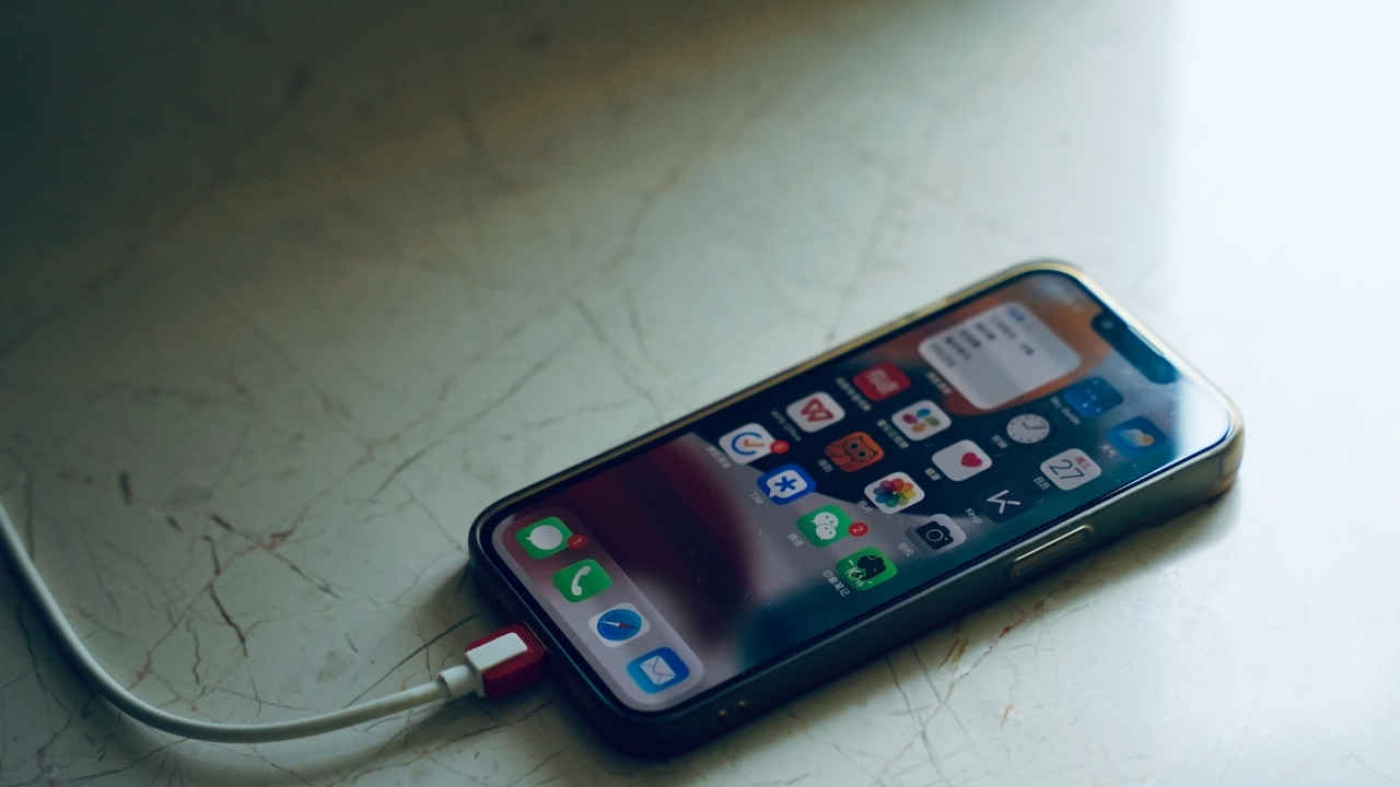 अपडेट के बाद iPhone पर दिख रहा है ‘Slow Charger’ का अलर्ट? जानें वजह, ऐसे होगा ठीक