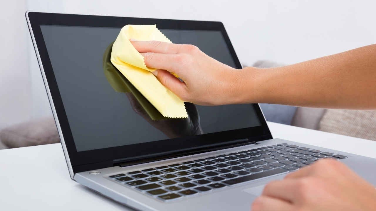 लैपटॉप स्क्रीन साफ करते वक्त आप भी करते हैं ये गलतियां? लग जाएगा तगड़ा चूना, इस वाटर का करें इस्तेमाल, जान लें ये जरूरी बातें