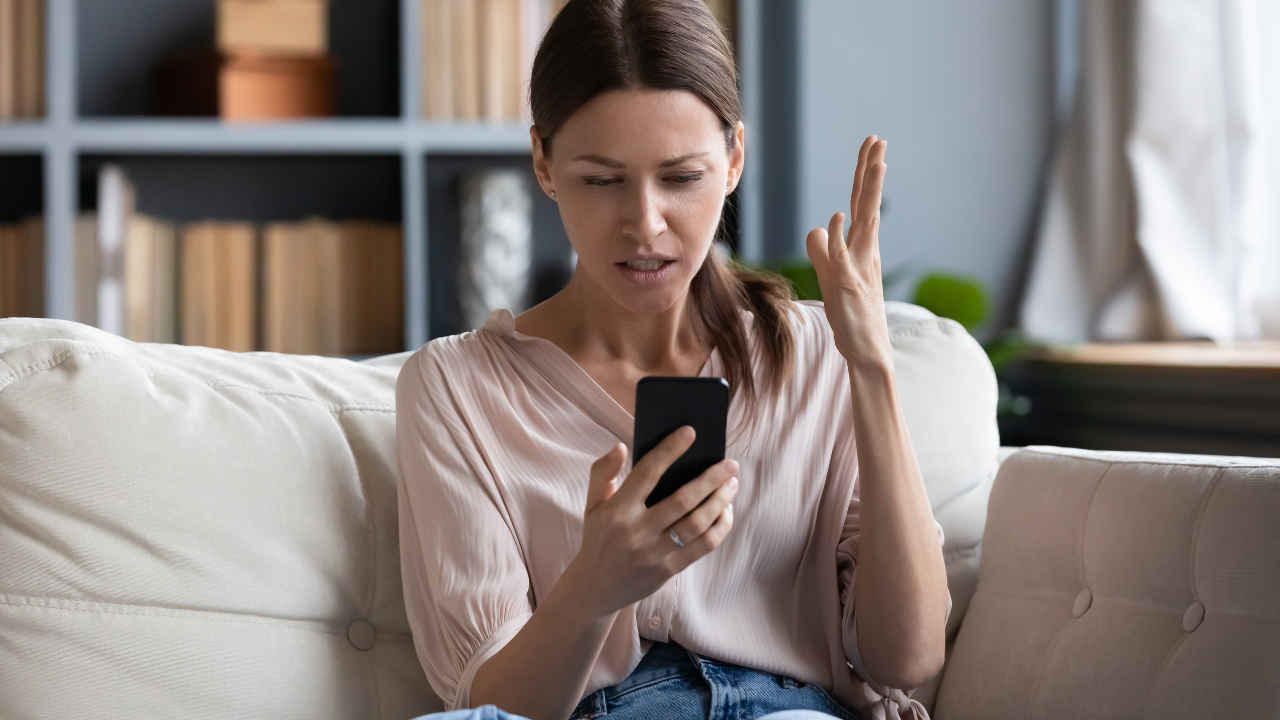 जिसकी बात करते हैं वही फोन पर आने लगता है? खतरे में है आपकी प्राइवेसी, तुरंत बंद कर दें ये सेटिंग