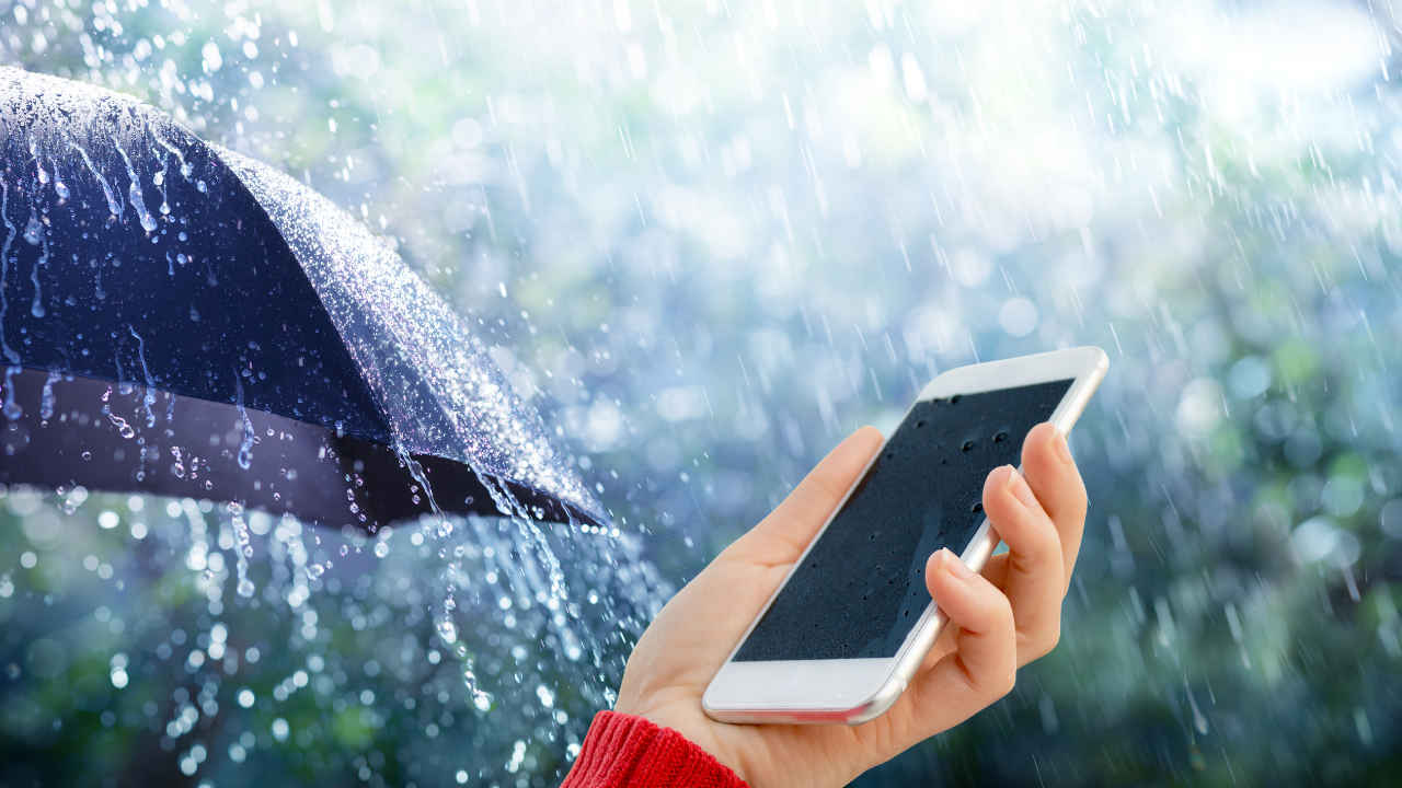 इन टिप्स का मार लें रट्टा, बारिश में चकाचक चलेगा मोबाइल फोन.. ना स्क्रीन होगी ख़राब, ना ही पोर्ट्स में जाएगा पानी