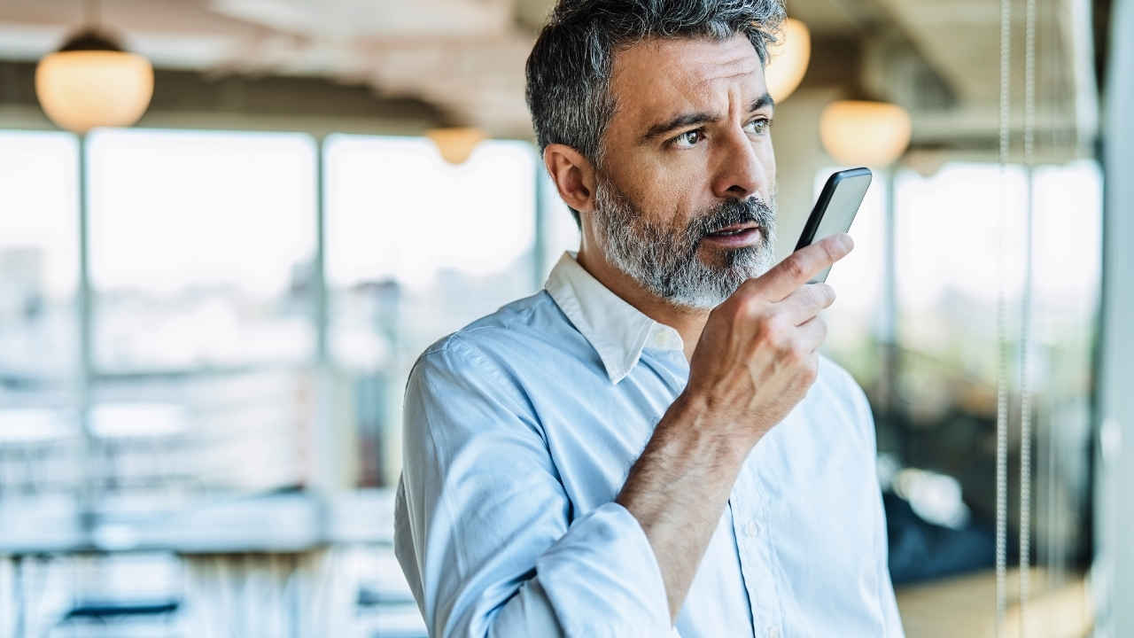 फोन के स्पीकर की आवाज हो गई है कम? घर बैठे हो जाएगा ठीक, इन 4 तरीकों को जान लिया तो सर्विस सेंटर जाने की नहीं आएगी नौबत