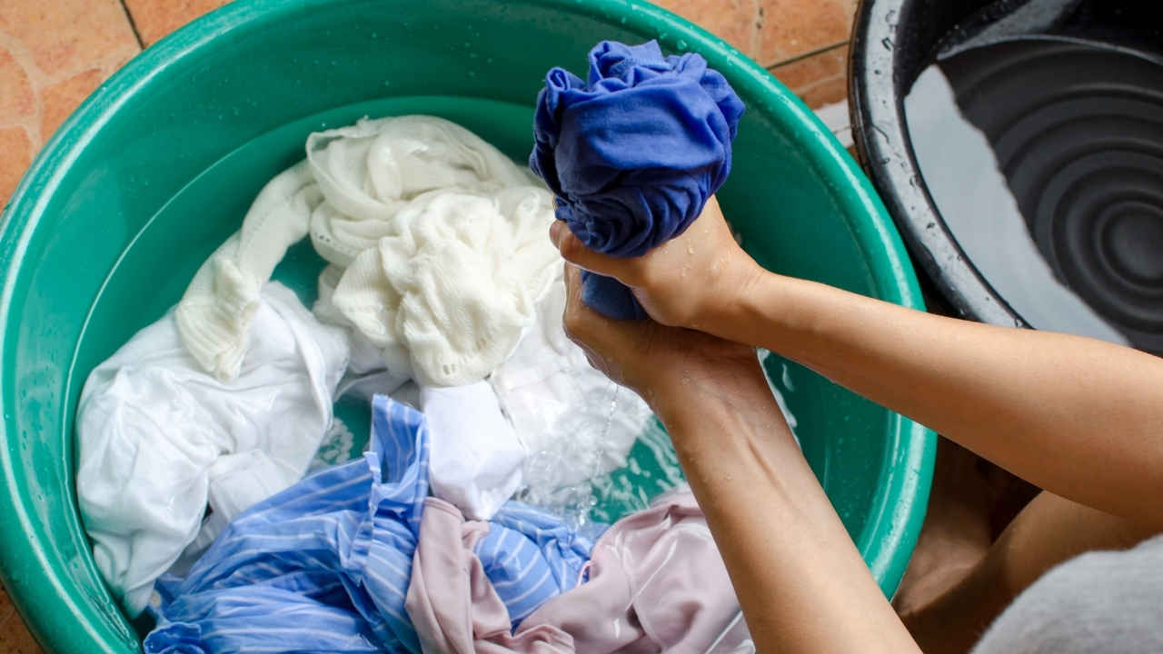 वॉशिंग मशीन में कपड़े धोते समय डाल दें ये चीज, चमक के साथ हो जाएंगे मुलायम..नाम जानकर नहीं होगा यकीन, हर किचन में मौजूद!